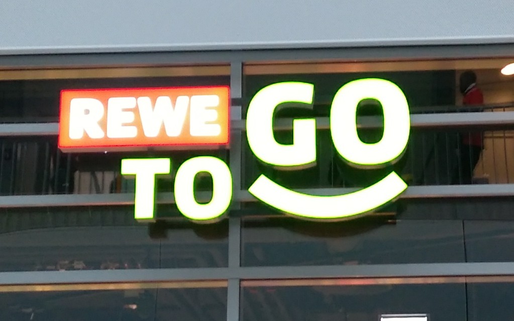 Firmenschild Rewe to go