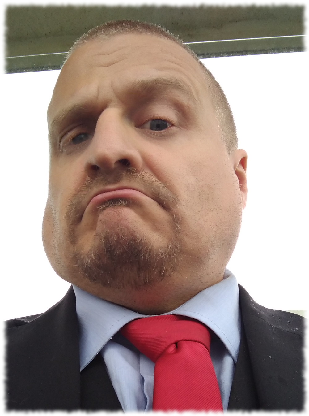Im Anzug, blauem Hemd und roter Krawatte im Propagandaeinsatz fr Die PARTEI.