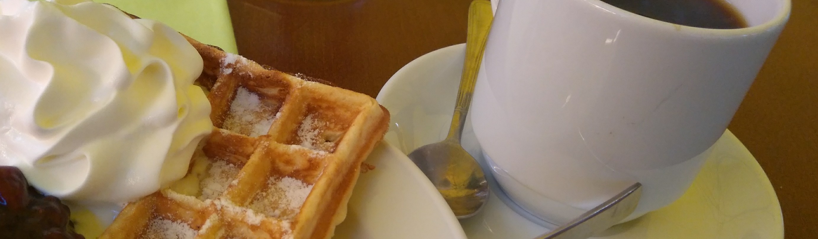 Marktfrhstck aus Kaffee und Waffel mit Sahne und heien Kirschen