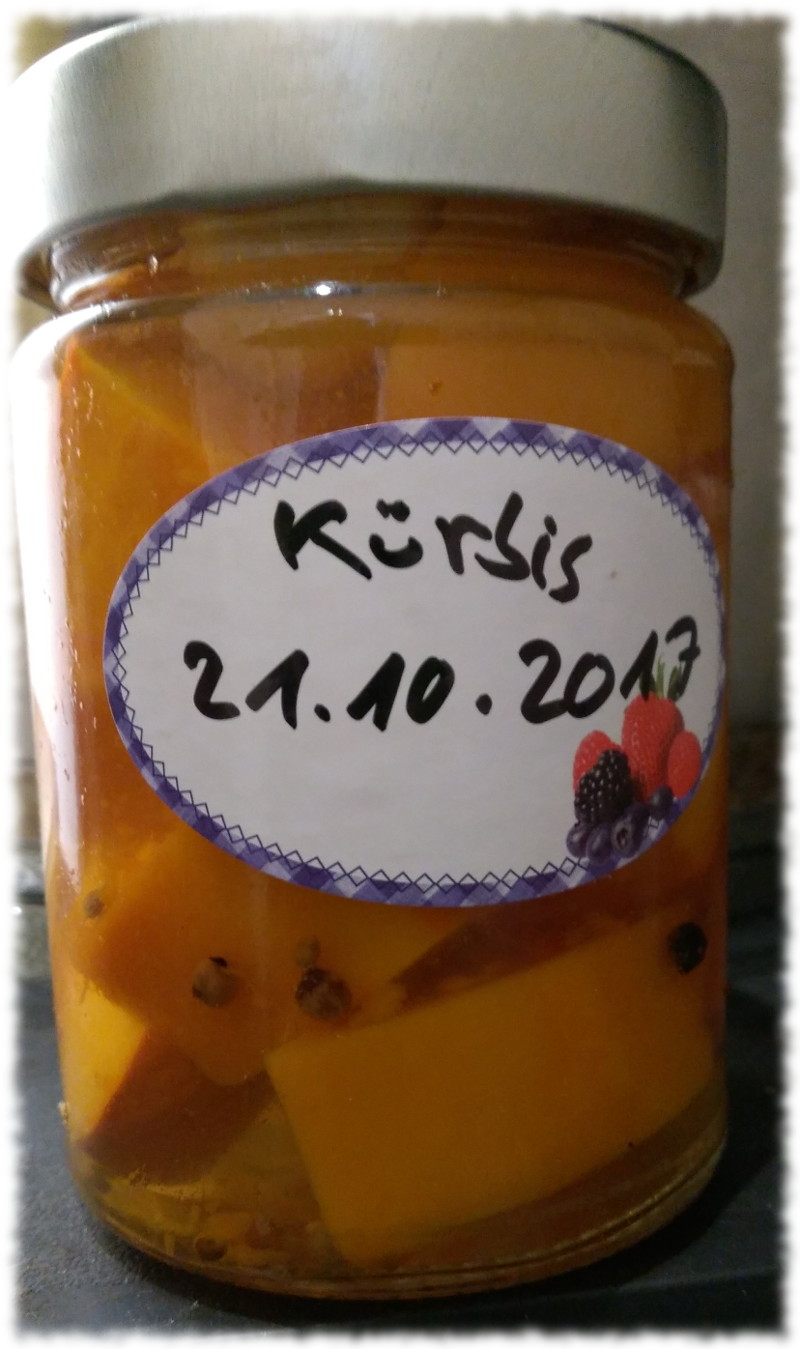 Glas mit selbst eingemachtem Krbis