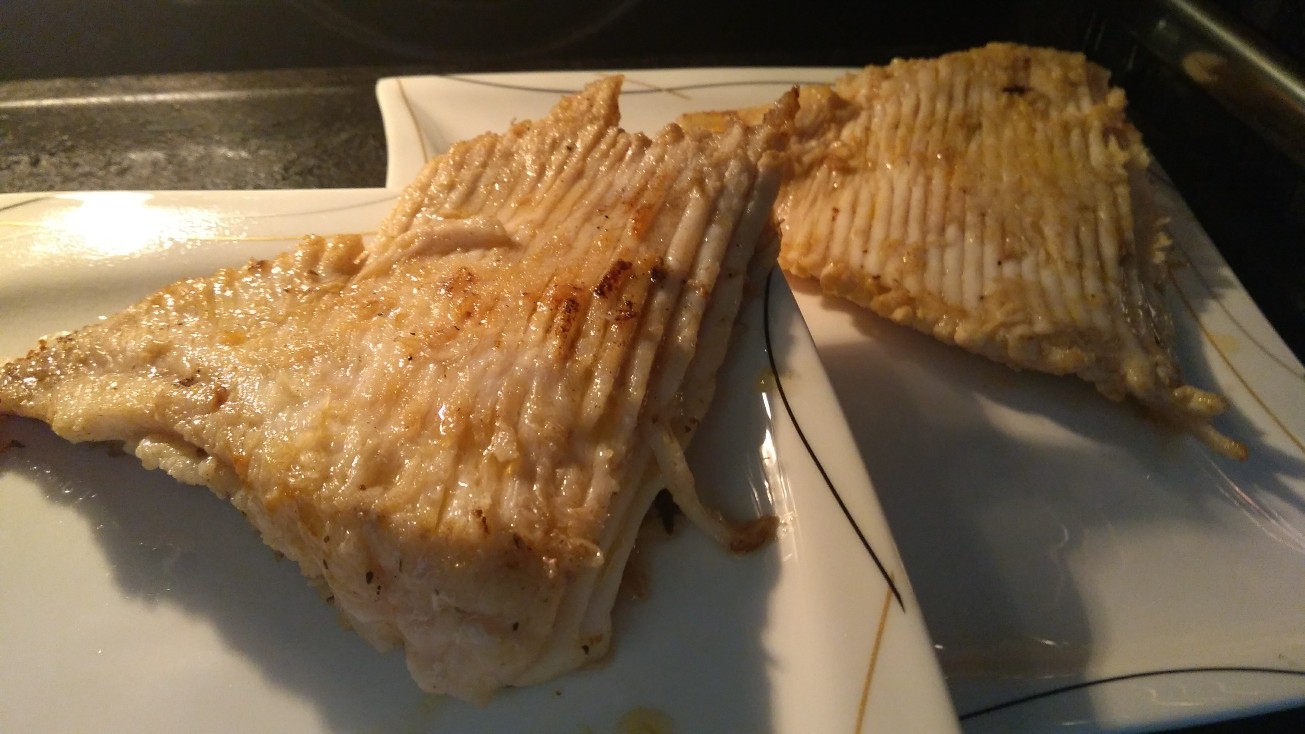 gebratener Rochenflgel auf Tellern