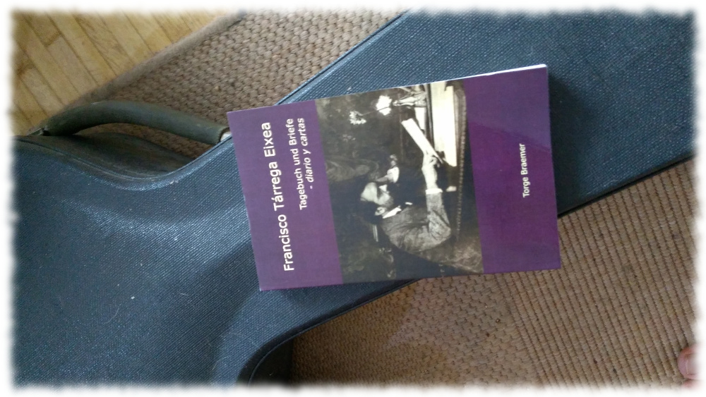 Buch mit Briefen und Tagebchern von Francisco Tarrega auf Gitarrenkoffer.
