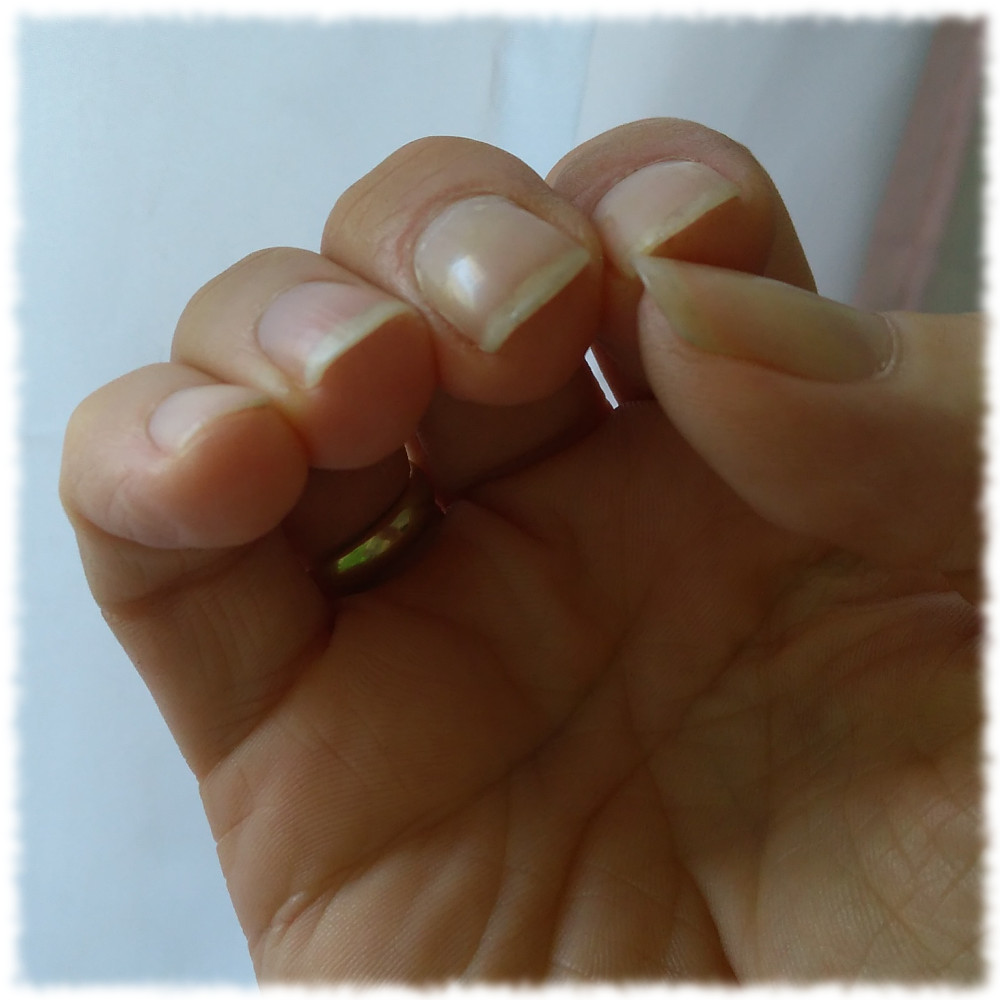 Rechte Hand mit gitarretauglichen Fingerngeln.