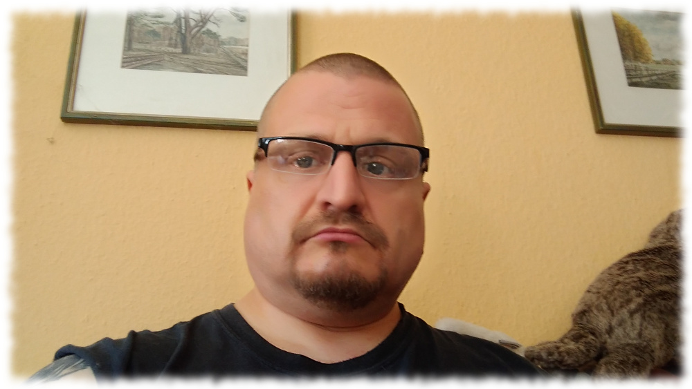 Mit Lesebrille auf der Nase.