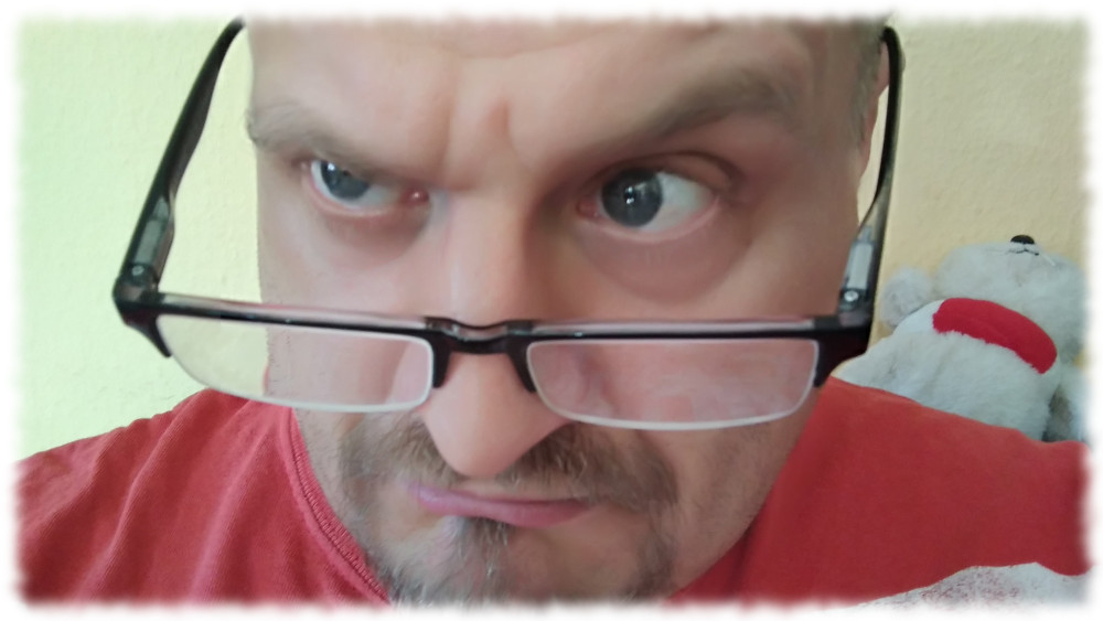 ber die Lesebrille drber schauend.