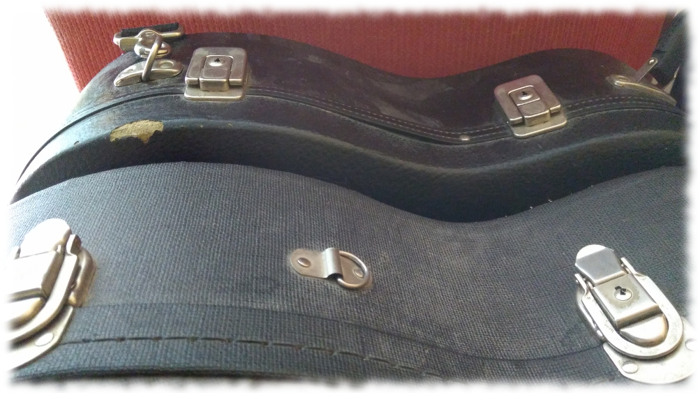 Abgestellte Gitarrenkoffer (Ausschnitt)