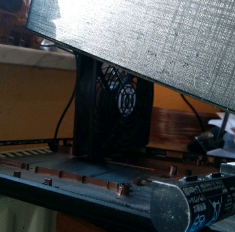 halb zerlegtes Notebook mit L�fter darunter