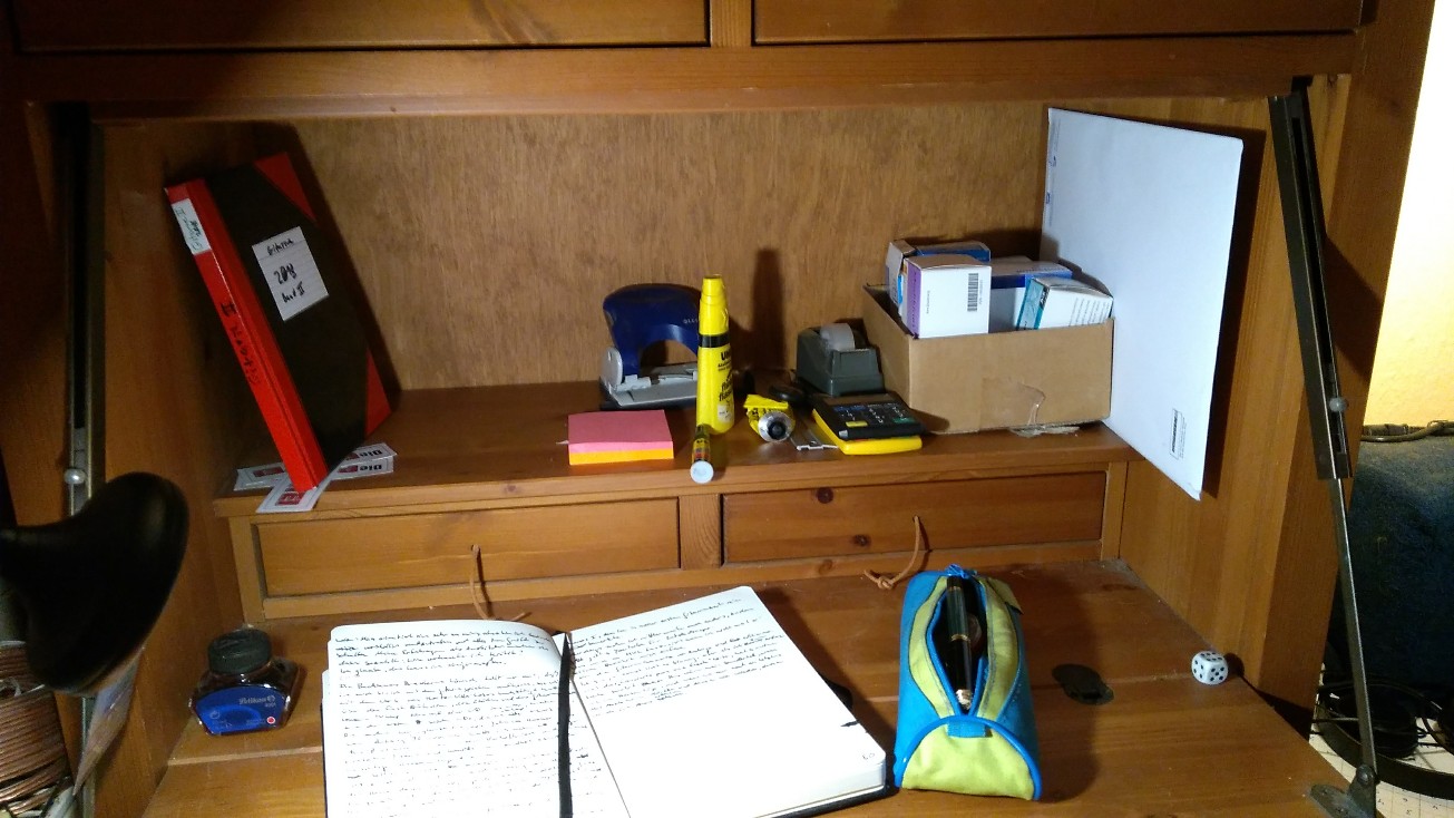 aufgeräumter Schreibplatz.