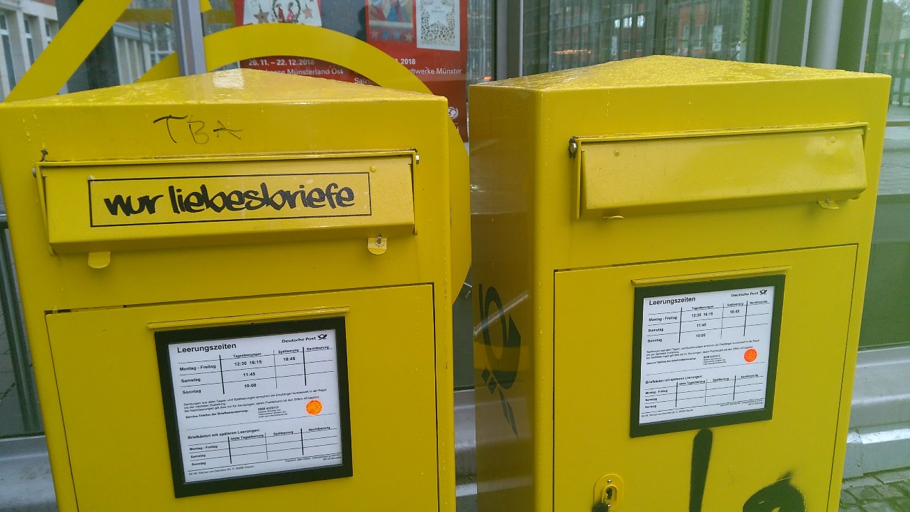 Hauptbahnhof Mnster: zwei Briefksten, einer mit Edding beschriftet Nur Liebesbriefe