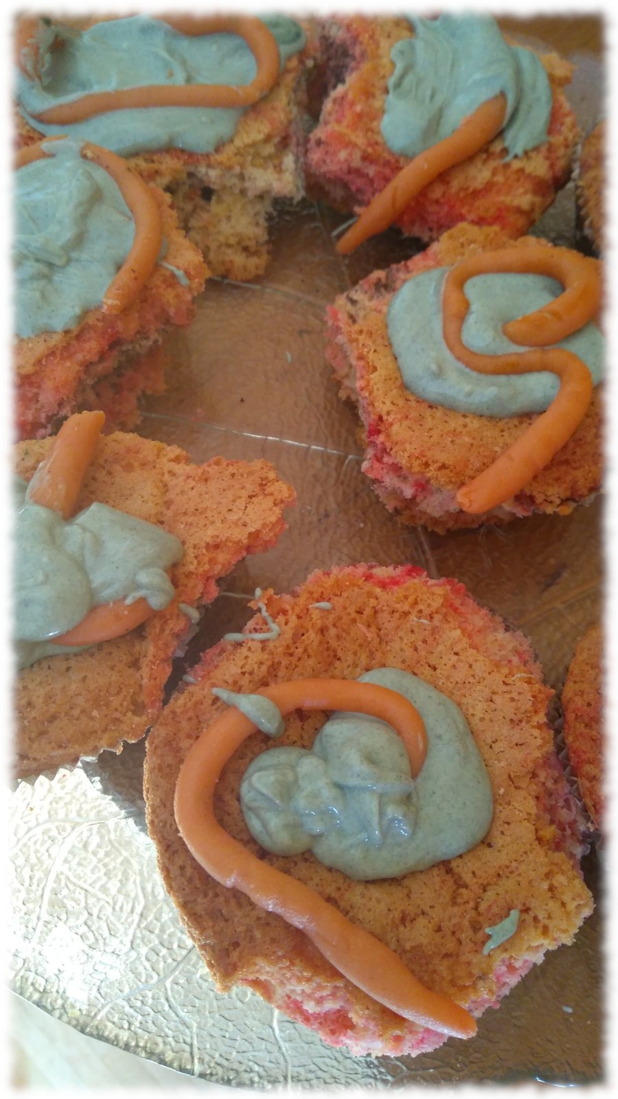 Kleine bunte Halloween-Kuchen mit graugrnem Guss und Wrmern aus Marzipan.