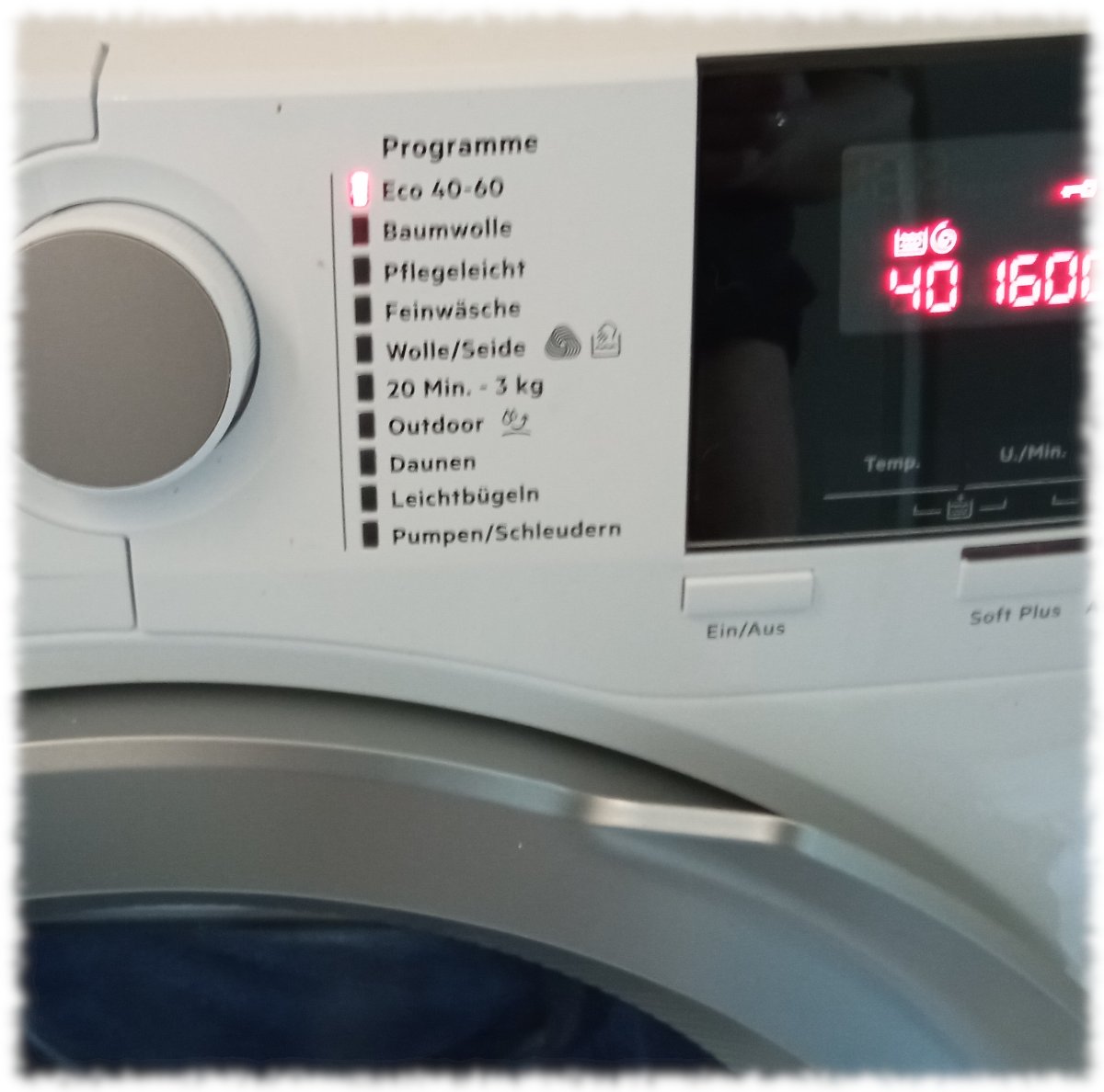Unscharfer Ausschnitt der neuem Waschmaschine.