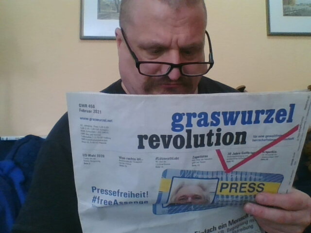 Ulf liest Graswurzelrevolution (anarchistische Zeitung)