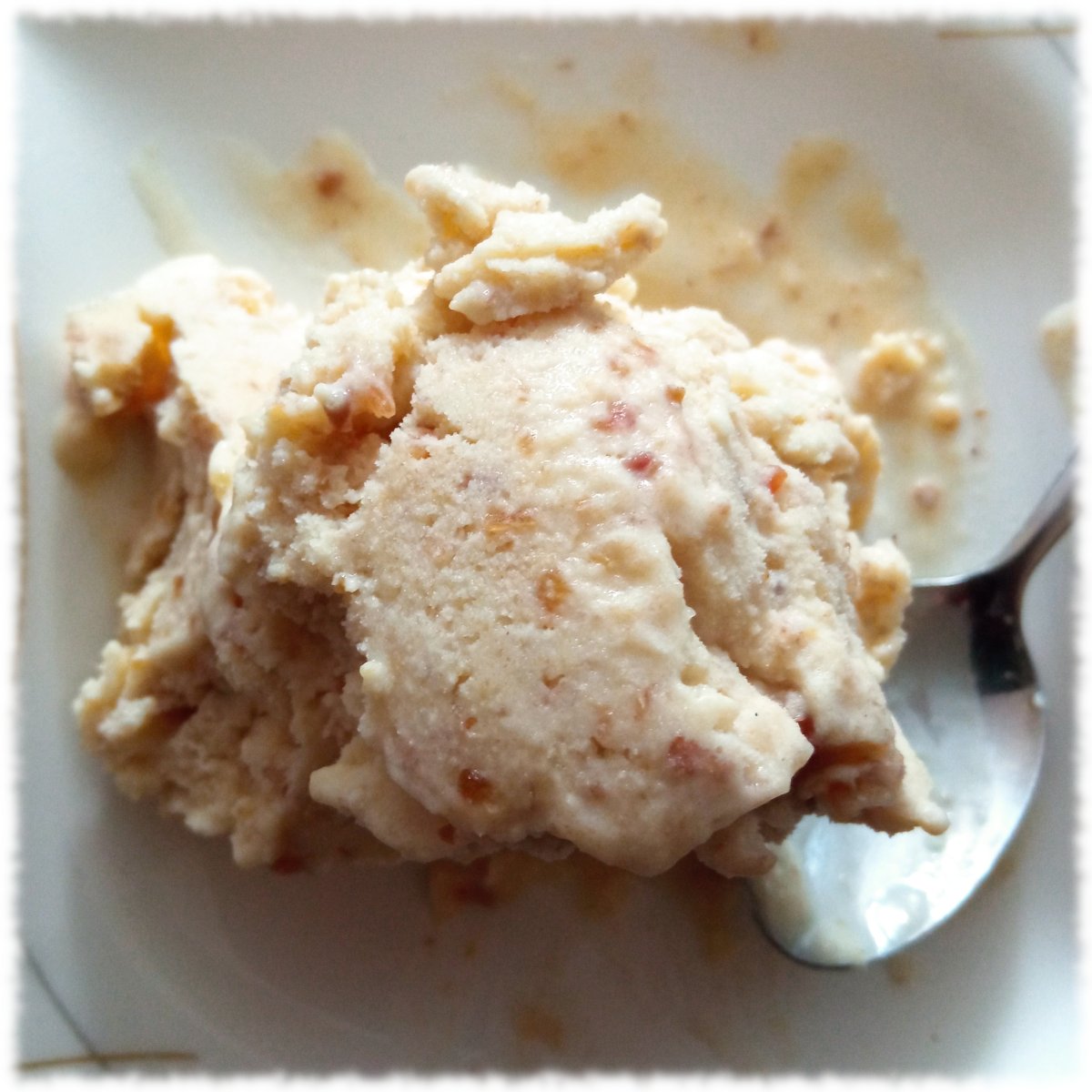 Selbst entwickelte Dattel-Parmesan-Eiscreme, angerichtet