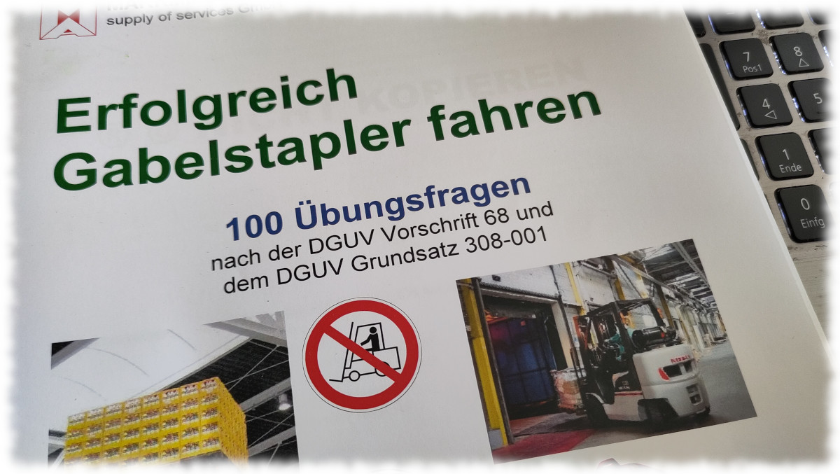 Brosch�re (auf Notebook-Tastatur liegend): Erfolgreich Gabelstapler fahren