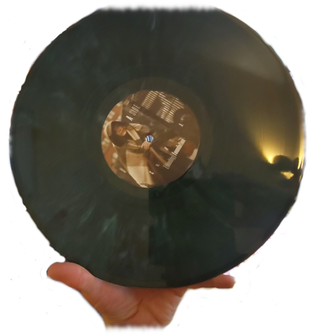 Hand hlt Vinylschallplatte Genosha von Bleeding Foundation mit der A-Seite sichtbar. Hintergrund entfernt