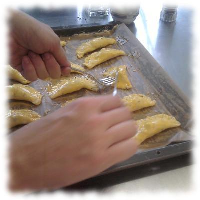 Brigitte repariert die Teigtaschen.