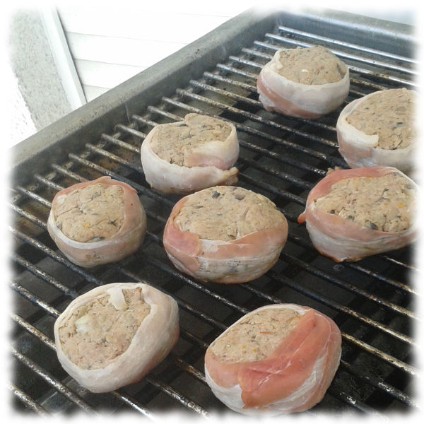 Erwhnte Buletten im Rohzustand auf Grill.