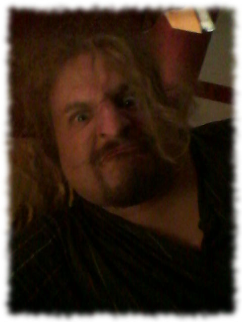 Mit verstrubbelten Haaren im Nachthemd.