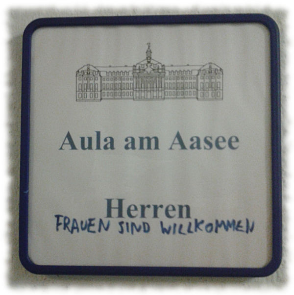 Toilettenschild Herren mit handschriftlicher Ergnzung Frauen sind willkommen.