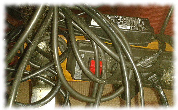Sortierte Kabel unterm Couchtisch.