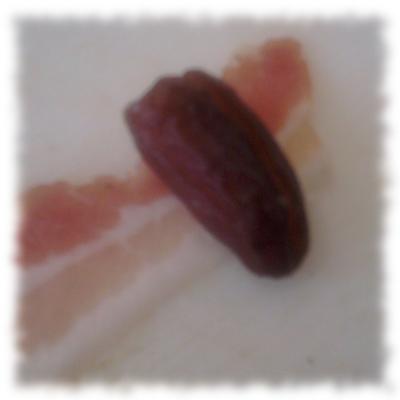 Getrocknete Datteln werden in Speck eingerollt.