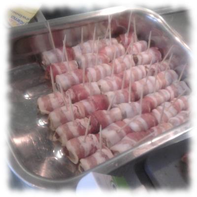 Ofenfertige Datteln im Speckmantel.