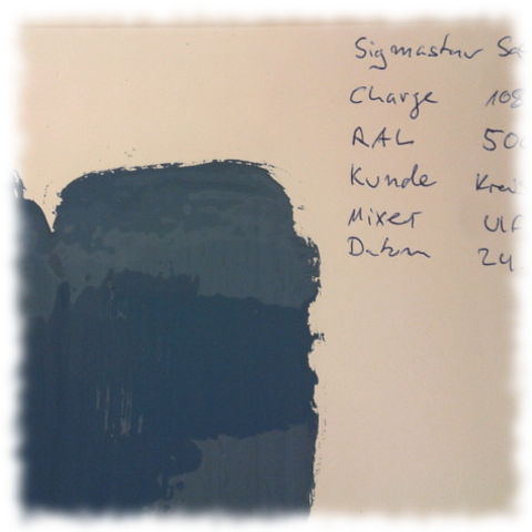 Die Aufgestriche fertige Farbe (blau).