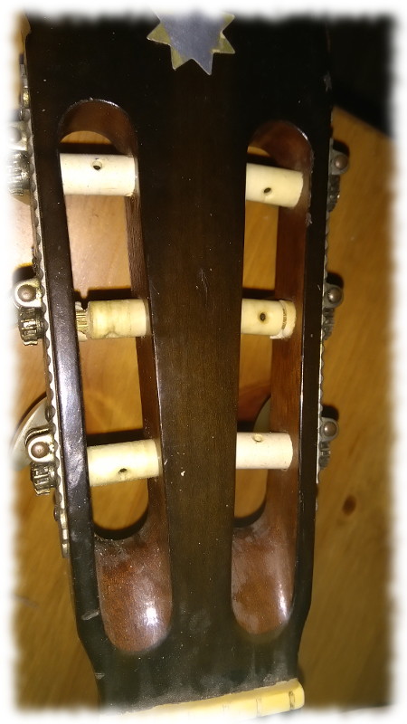 Kopf der Gitarre ohne Saiten
