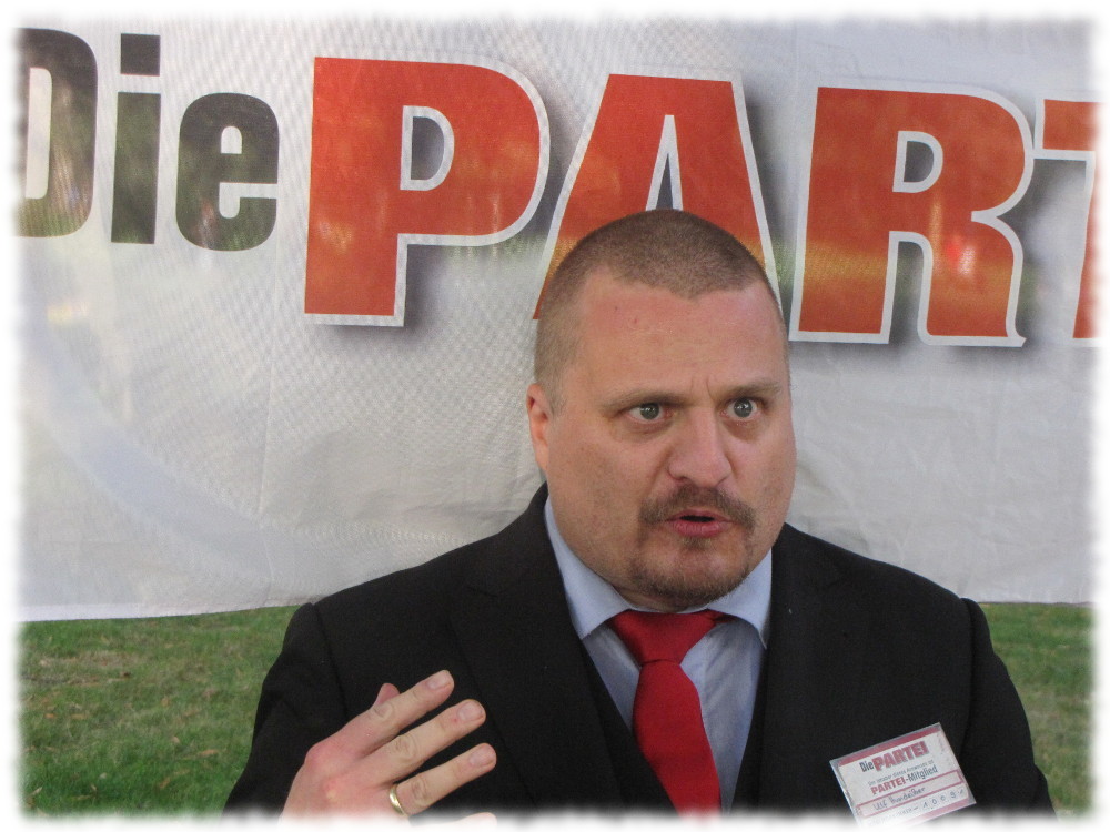 Ulf im Anzug, eine Rede haltend 