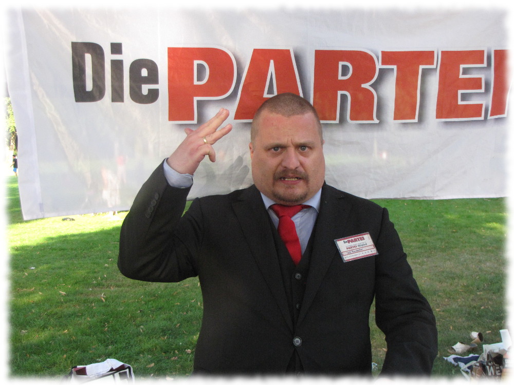 Ulf im Anzug, eine Rede haltend 