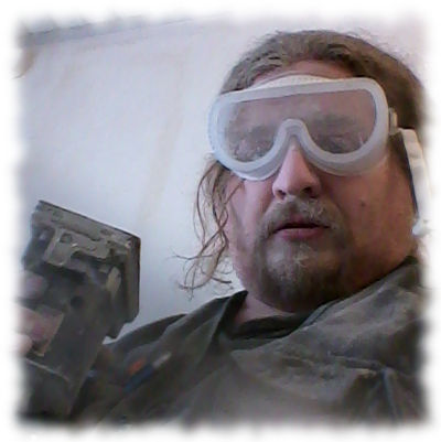 Mit Schutzbrille.