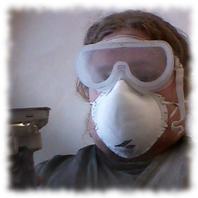 Mit Schutzbrille und Staubmaske.