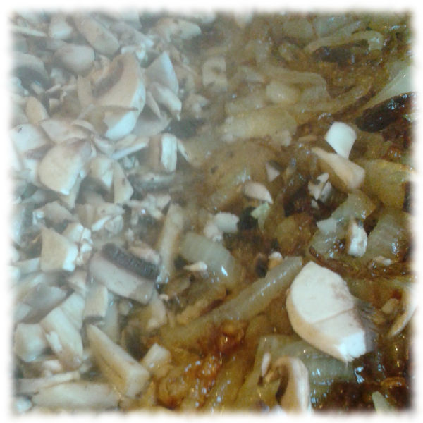 Sauce in Arbeit: schmoren von Zwiebeln und Pilzen.