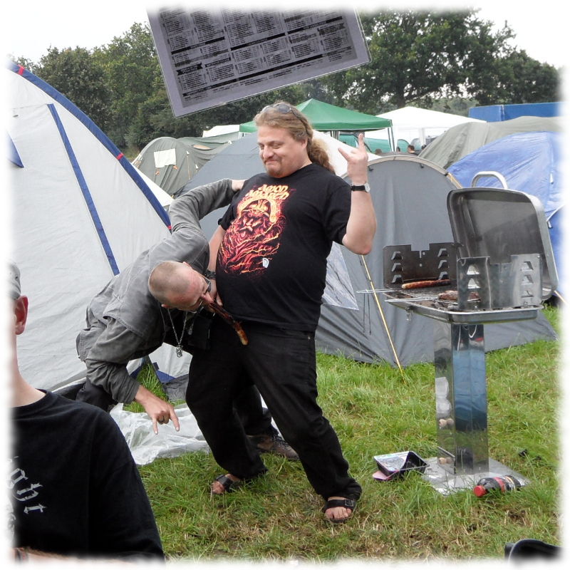 Immer noch betrunkener Mitcamper simuliert eine Fellatio im Stehen mit einer vorgehaltenen Bratwurst.