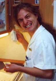 Ulf dienstlich, am Pillenschrank grimmassierend